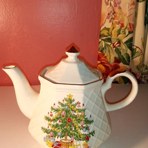 CHRISTMAS TREE WITH PRESENTS PORCELAIN COLORFUL TEAPOT - Picture 11 of 11